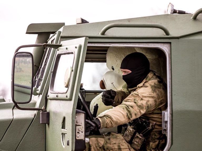 Полевой почтой на фронт пришло письмо с рисунком в виде контура детской ручки. Спецназовец Герман носил его под бронежилетом в качестве оберега, а в ответ попросил своих коллег передать девочке Маше большого плюшевого медведя. 2х-метровый мишка приехал к Маше на Тигре и вызвал бурю эмоций. Белгород, 2022 Полевой почтой на фронт пришло письмо с рисунком в виде контура детской ручки. Спецназовец Герман носил его под бронежилетом в качестве оберега, а в ответ попросил своих коллег передать девочке Маше большого плюшевого медведя. 2х-метровый мишка приехал к Маше на Тигре и вызвал бурю эмоций. Белгород, 2022