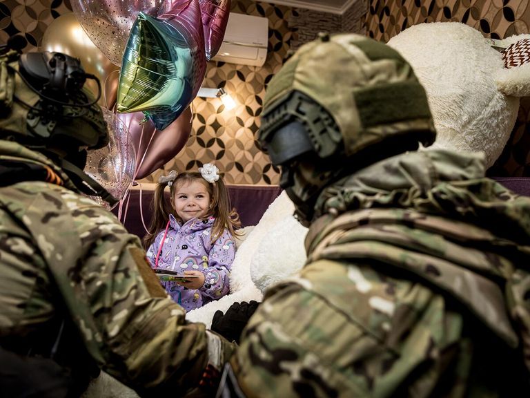 Полевой почтой на фронт пришло письмо с рисунком в виде контура детской ручки. Спецназовец Герман носил его под бронежилетом в качестве оберега, а в ответ попросил своих коллег передать девочке Маше большого плюшевого медведя. 2х-метровый мишка приехал к Маше на Тигре и вызвал бурю эмоций. Белгород, 2022 Полевой почтой на фронт пришло письмо с рисунком в виде контура детской ручки. Спецназовец Герман носил его под бронежилетом в качестве оберега, а в ответ попросил своих коллег передать девочке Маше большого плюшевого медведя. 2х-метровый мишка приехал к Маше на Тигре и вызвал бурю эмоций. Белгород, 2022