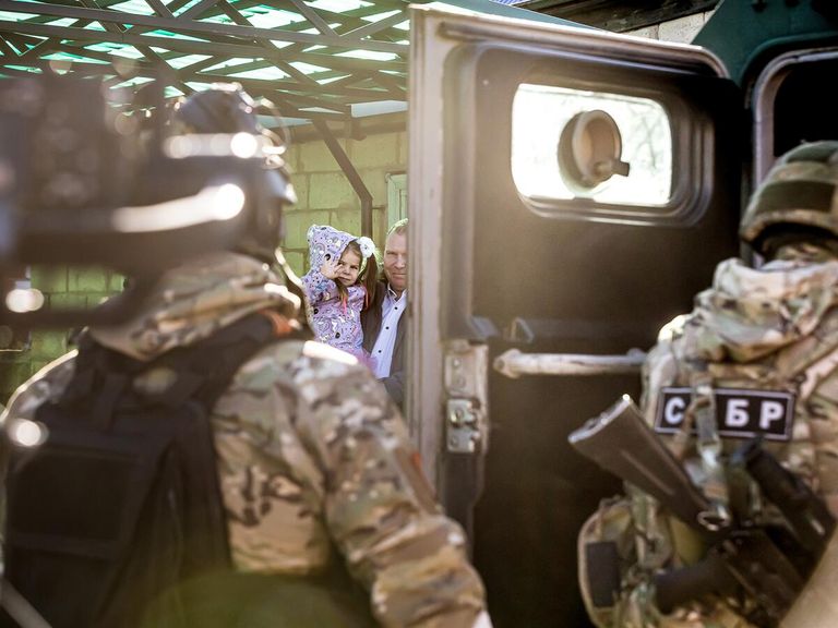 Полевой почтой на фронт пришло письмо с рисунком в виде контура детской ручки. Спецназовец Герман носил его под бронежилетом в качестве оберега, а в ответ попросил своих коллег передать девочке Маше большого плюшевого медведя. 2х-метровый мишка приехал к Маше на Тигре и вызвал бурю эмоций. Белгород, 2022 Полевой почтой на фронт пришло письмо с рисунком в виде контура детской ручки. Спецназовец Герман носил его под бронежилетом в качестве оберега, а в ответ попросил своих коллег передать девочке Маше большого плюшевого медведя. 2х-метровый мишка приехал к Маше на Тигре и вызвал бурю эмоций. Белгород, 2022