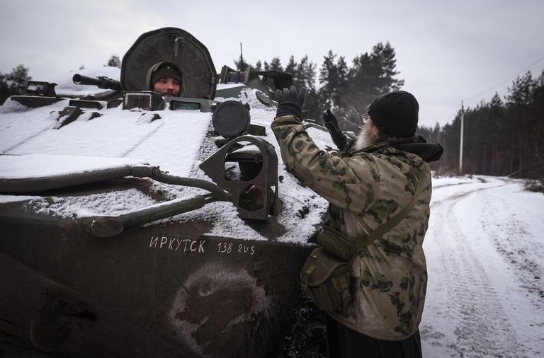 Полковой священник, старший лейтенант Василий Зудилов, позывной Черномор - добровольно мобилизованный офицер, который готов служить Отчизне как военнослужащий и как священнослужитель. Отец Василий проводит богослужения прямо на передовых позициях в зоне СВО, беседует с бойцами для поддержания боевого духа. ЛНР, 2023 Полковой священник, старший лейтенант Василий Зудилов, позывной Черномор - добровольно мобилизованный офицер, который готов служить Отчизне как военнослужащий и как священнослужитель. Отец Василий проводит богослужения прямо на передовых позициях в зоне СВО, беседует с бойцами для поддержания боевого духа. ЛНР, 2023