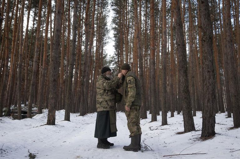 Полковой священник, старший лейтенант Василий Зудилов, позывной Черномор - добровольно мобилизованный офицер, который готов служить Отчизне как военнослужащий и как священнослужитель. Отец Василий проводит богослужения прямо на передовых позициях в зоне СВО, беседует с бойцами для поддержания боевого духа. ЛНР, 2023 Полковой священник, старший лейтенант Василий Зудилов, позывной Черномор - добровольно мобилизованный офицер, который готов служить Отчизне как военнослужащий и как священнослужитель. Отец Василий проводит богослужения прямо на передовых позициях в зоне СВО, беседует с бойцами для поддержания боевого духа. ЛНР, 2023