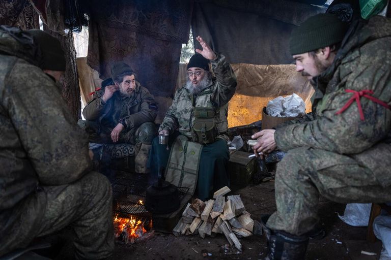Полковой священник, старший лейтенант Василий Зудилов, позывной Черномор - добровольно мобилизованный офицер, который готов служить Отчизне как военнослужащий и как священнослужитель. Отец Василий проводит богослужения прямо на передовых позициях в зоне СВО, беседует с бойцами для поддержания боевого духа. ЛНР, 2023 Полковой священник, старший лейтенант Василий Зудилов, позывной Черномор - добровольно мобилизованный офицер, который готов служить Отчизне как военнослужащий и как священнослужитель. Отец Василий проводит богослужения прямо на передовых позициях в зоне СВО, беседует с бойцами для поддержания боевого духа. ЛНР, 2023