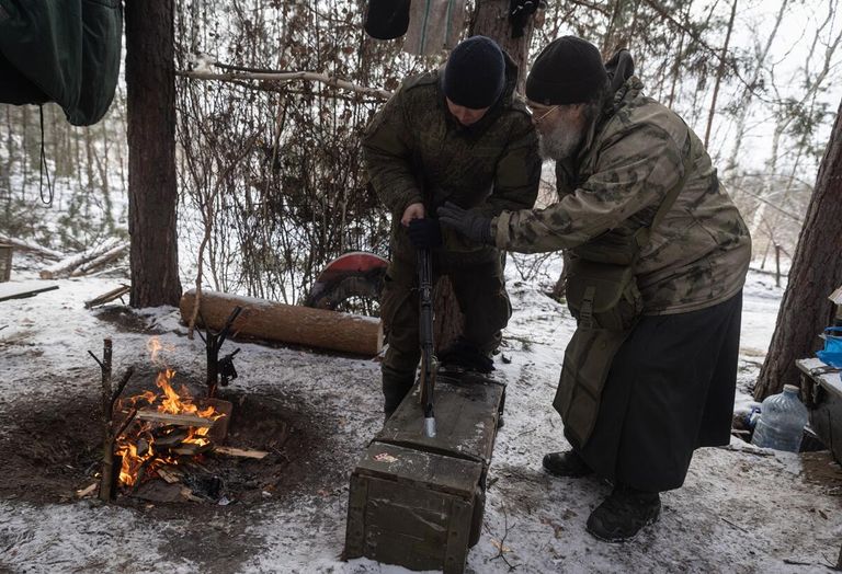 Полковой священник, старший лейтенант Василий Зудилов, позывной Черномор - добровольно мобилизованный офицер, который готов служить Отчизне как военнослужащий и как священнослужитель. Отец Василий проводит богослужения прямо на передовых позициях в зоне СВО, беседует с бойцами для поддержания боевого духа. ЛНР, 2023 Полковой священник, старший лейтенант Василий Зудилов, позывной Черномор - добровольно мобилизованный офицер, который готов служить Отчизне как военнослужащий и как священнослужитель. Отец Василий проводит богослужения прямо на передовых позициях в зоне СВО, беседует с бойцами для поддержания боевого духа. ЛНР, 2023