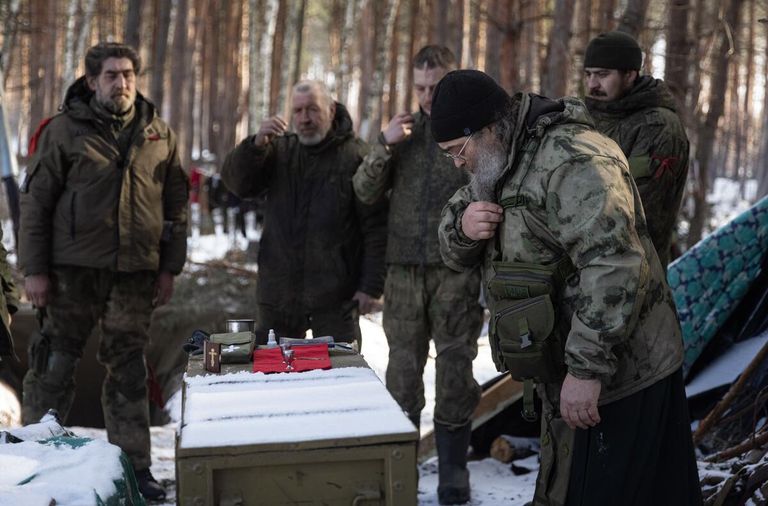 Полковой священник, старший лейтенант Василий Зудилов, позывной Черномор - добровольно мобилизованный офицер, который готов служить Отчизне как военнослужащий и как священнослужитель. Отец Василий проводит богослужения прямо на передовых позициях в зоне СВО, беседует с бойцами для поддержания боевого духа. ЛНР, 2023 Полковой священник, старший лейтенант Василий Зудилов, позывной Черномор - добровольно мобилизованный офицер, который готов служить Отчизне как военнослужащий и как священнослужитель. Отец Василий проводит богослужения прямо на передовых позициях в зоне СВО, беседует с бойцами для поддержания боевого духа. ЛНР, 2023