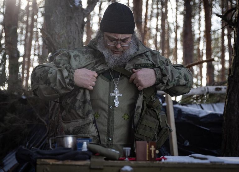 Полковой священник, старший лейтенант Василий Зудилов, позывной Черномор - добровольно мобилизованный офицер, который готов служить Отчизне как военнослужащий и как священнослужитель. Отец Василий проводит богослужения прямо на передовых позициях в зоне СВО, беседует с бойцами для поддержания боевого духа. ЛНР, 2023 Полковой священник, старший лейтенант Василий Зудилов, позывной Черномор - добровольно мобилизованный офицер, который готов служить Отчизне как военнослужащий и как священнослужитель. Отец Василий проводит богослужения прямо на передовых позициях в зоне СВО, беседует с бойцами для поддержания боевого духа. ЛНР, 2023