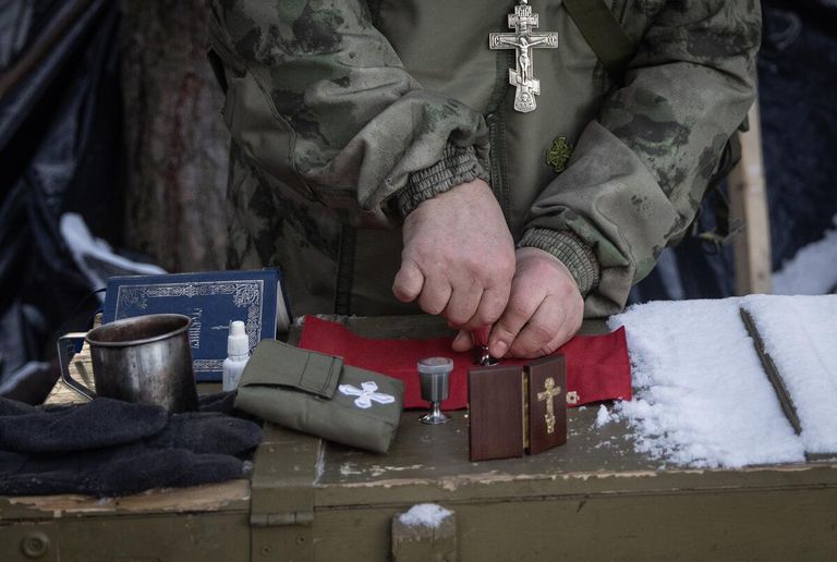 Полковой священник, старший лейтенант Василий Зудилов, позывной Черномор - добровольно мобилизованный офицер, который готов служить Отчизне как военнослужащий и как священнослужитель. Отец Василий проводит богослужения прямо на передовых позициях в зоне СВО, беседует с бойцами для поддержания боевого духа. ЛНР, 2023 Полковой священник, старший лейтенант Василий Зудилов, позывной Черномор - добровольно мобилизованный офицер, который готов служить Отчизне как военнослужащий и как священнослужитель. Отец Василий проводит богослужения прямо на передовых позициях в зоне СВО, беседует с бойцами для поддержания боевого духа. ЛНР, 2023