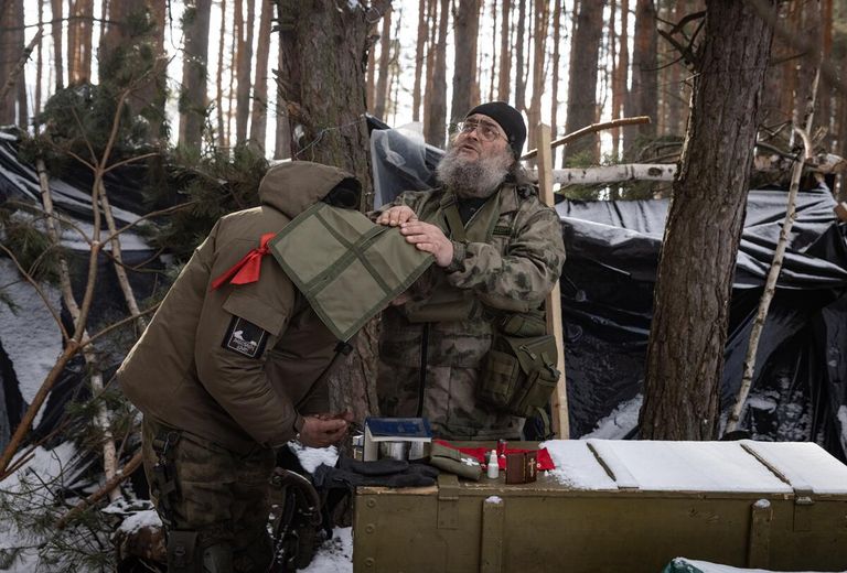 Полковой священник, старший лейтенант Василий Зудилов, позывной Черномор - добровольно мобилизованный офицер, который готов служить Отчизне как военнослужащий и как священнослужитель. Отец Василий проводит богослужения прямо на передовых позициях в зоне СВО, беседует с бойцами для поддержания боевого духа. ЛНР, 2023 Полковой священник, старший лейтенант Василий Зудилов, позывной Черномор - добровольно мобилизованный офицер, который готов служить Отчизне как военнослужащий и как священнослужитель. Отец Василий проводит богослужения прямо на передовых позициях в зоне СВО, беседует с бойцами для поддержания боевого духа. ЛНР, 2023