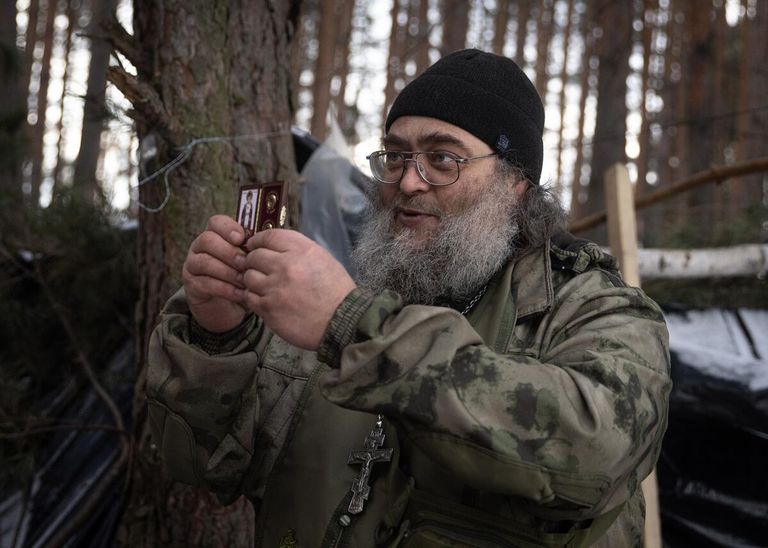 Полковой священник, старший лейтенант Василий Зудилов, позывной Черномор - добровольно мобилизованный офицер, который готов служить Отчизне как военнослужащий и как священнослужитель. Отец Василий проводит богослужения прямо на передовых позициях в зоне СВО, беседует с бойцами для поддержания боевого духа. ЛНР, 2023 Полковой священник, старший лейтенант Василий Зудилов, позывной Черномор - добровольно мобилизованный офицер, который готов служить Отчизне как военнослужащий и как священнослужитель. Отец Василий проводит богослужения прямо на передовых позициях в зоне СВО, беседует с бойцами для поддержания боевого духа. ЛНР, 2023