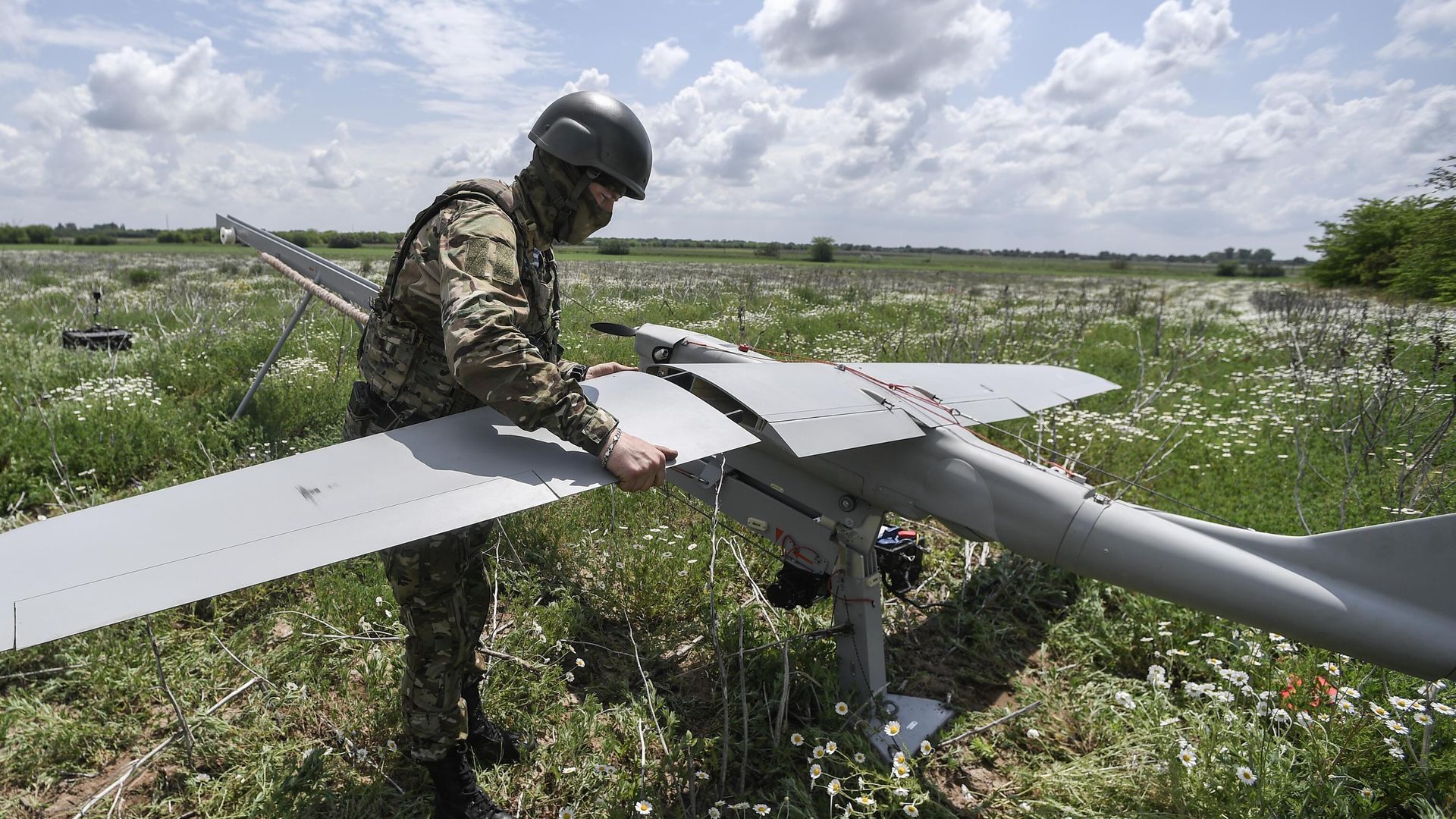 Военнослужащий готовит к запуску беспилотный летательный аппарат Орлан-30 Военнослужащий готовит к запуску беспилотный летательный аппарат Орлан-30 - РИА Новости, 1920, 15.08.2023