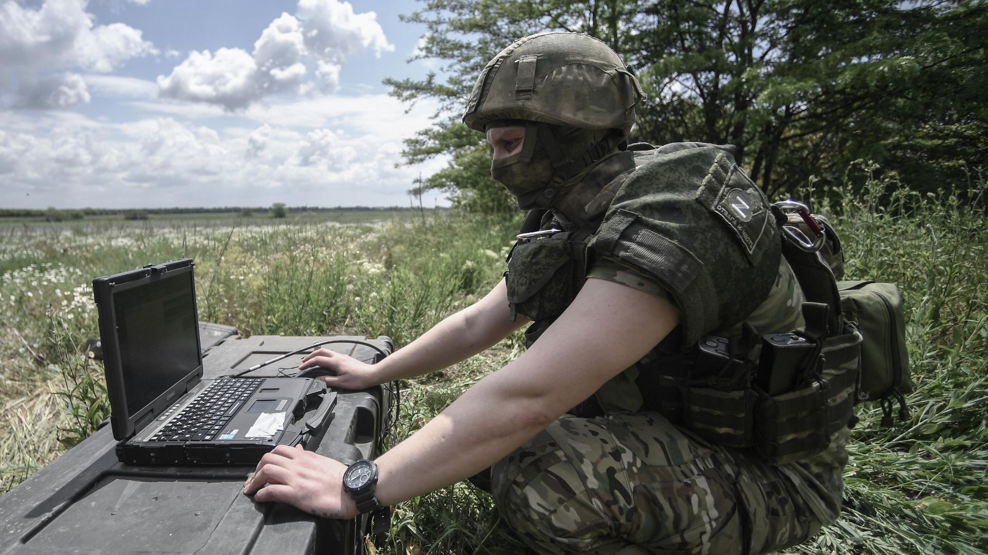 Военнослужащий ВС РФ управляет беспилотным летательным аппаратом в зоне проведения специальной военной операции - РИА Новости, 1920, 22.06.2023