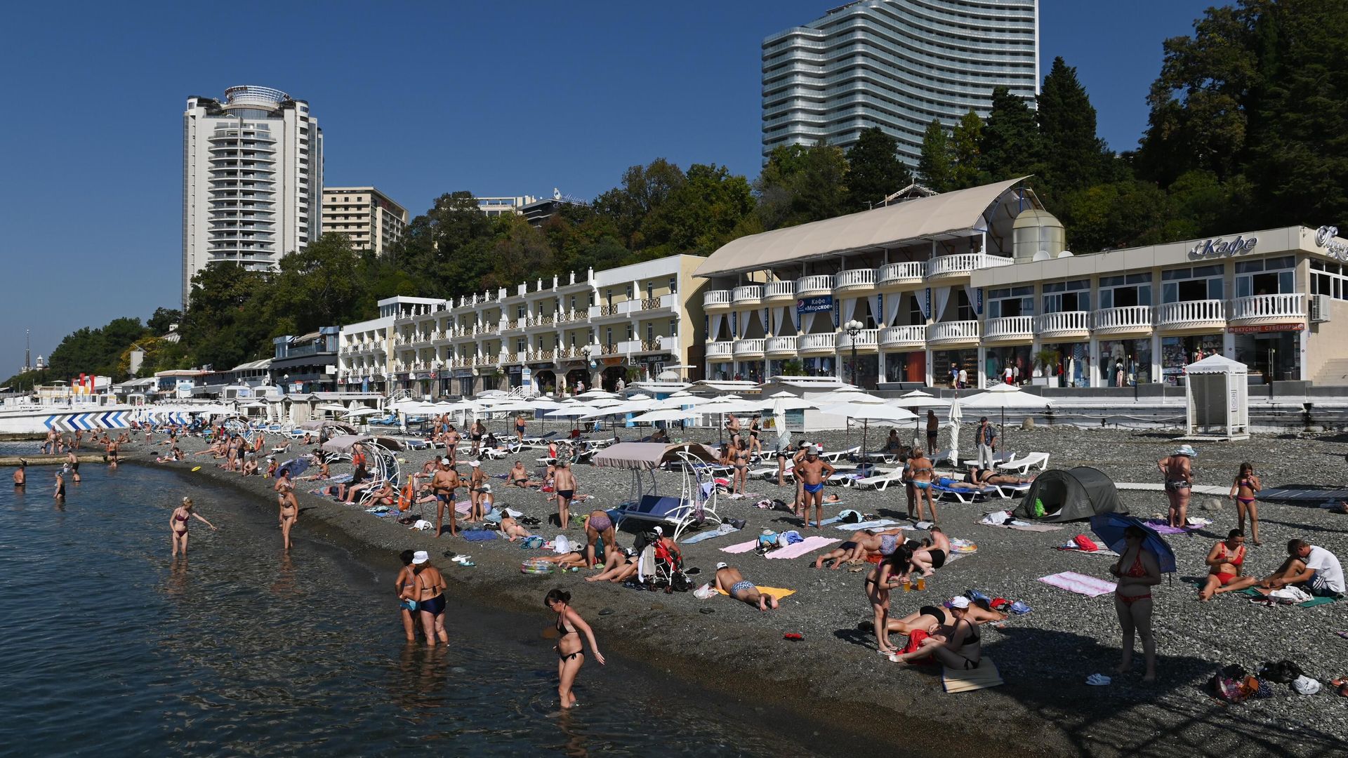 Отдыхающие загорают на пляже Приморский в центральном районе города Сочи - РИА Новости, 1920, 01.06.2023