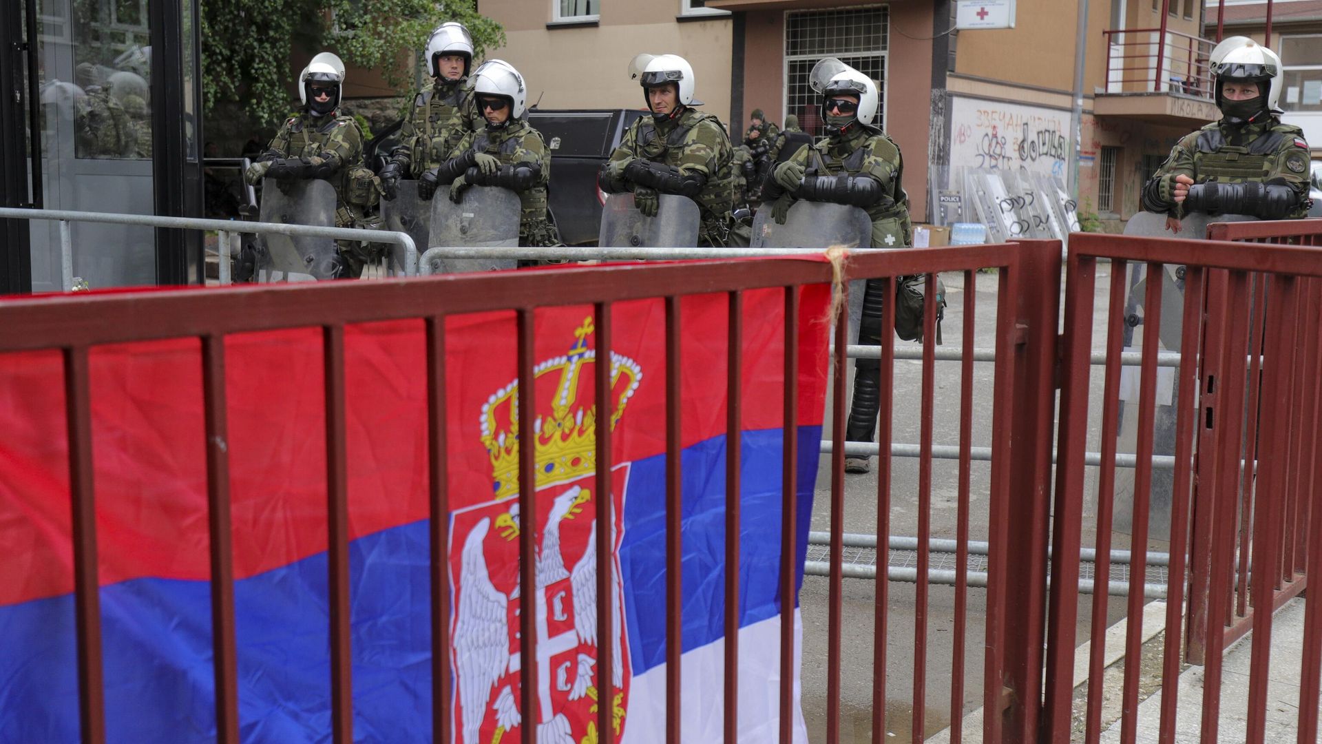 Солдаты KFOR возле мэрии во время акции протеста в городе Звечан на севере Косово - РИА Новости, 1920, 31.05.2023