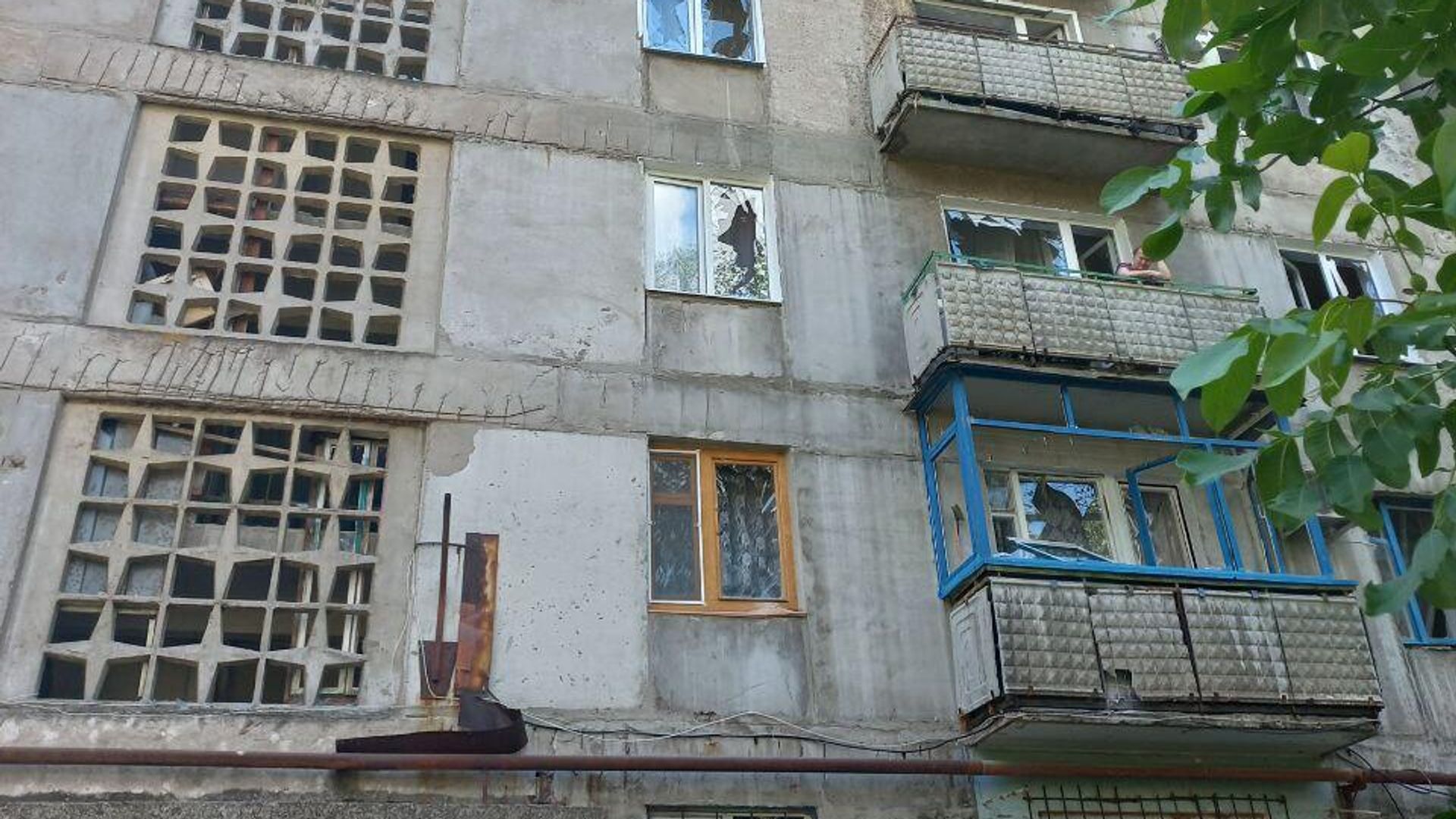 Последствия попадания снаряда ВСУ во двор многоэтажного дома в Горловке Последствия попадания снаряда ВСУ во двор многоэтажного дома в Горловке - РИА Новости, 1920, 02.10.2023