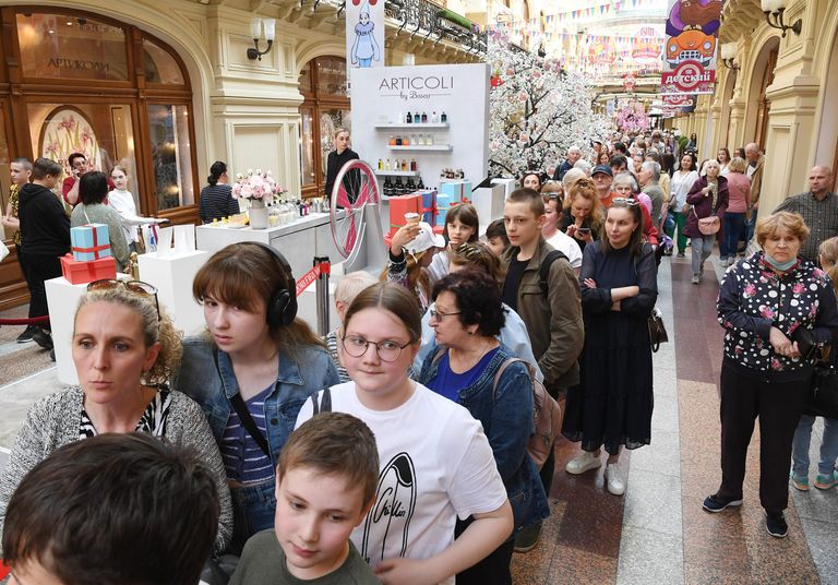 Очередь из посетителей на Дне мороженого в ГУМе в Москве Очередь из посетителей на Дне мороженого в ГУМе в Москве