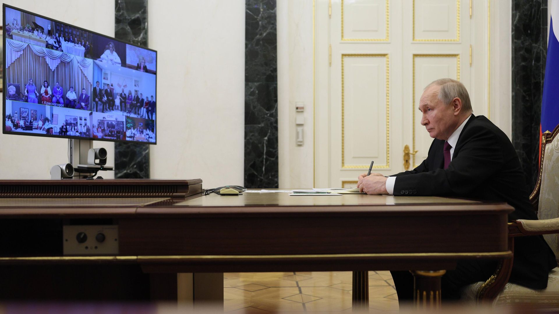 Президент РФ Владимир Путин проводит в режиме видеоконференции встречу с семьями, награжденными орденом Родительская слава Президент РФ Владимир Путин проводит в режиме видеоконференции встречу с семьями, награжденными орденом Родительская слава - РИА Новости, 1920, 01.06.2023