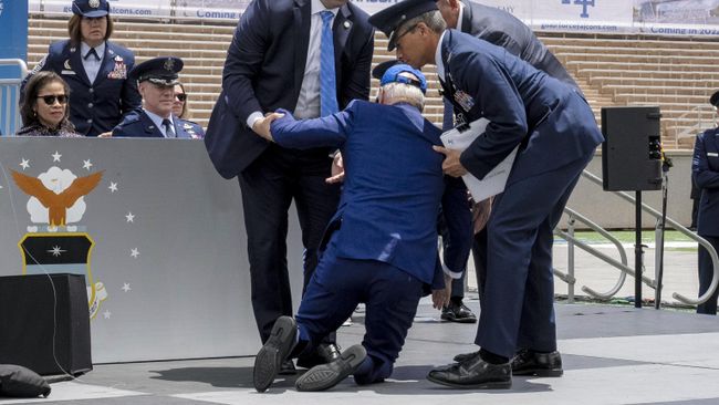 Президент США Джо Байден во время торжественной церемонии выпуска курсантов академии американских ВВС в штате Колорадо
