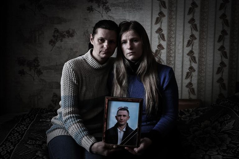 Жительницы города Стаханов с портретом недавно погибшего близкого человека. ЛНР, 2022 Жительницы города Стаханов с портретом недавно погибшего близкого человека. ЛНР, 2022