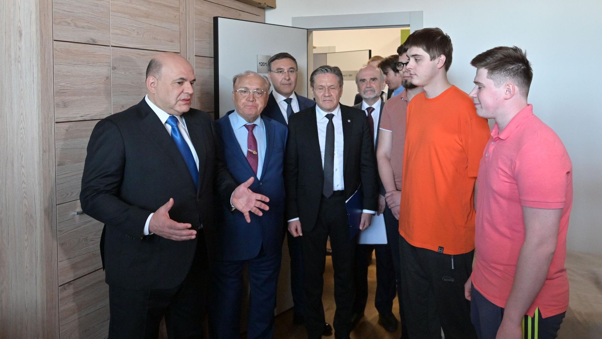 Председатель правительства РФ Михаил Мишустин осматривает жилые апартаменты для проживания студентов во время посещения филиала МГУ имени М. В. Ломоносова в поселке Сатис. 2 июня 2023 Председатель правительства РФ Михаил Мишустин осматривает жилые апартаменты для проживания студентов во время посещения филиала МГУ имени М. В. Ломоносова в поселке Сатис. 2 июня 2023 - РИА Новости, 1920, 02.06.2023