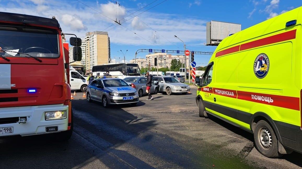 Оперативные службы на месте массового ДТП во Фрунзенском районе Санкт-Петербурга Оперативные службы на месте массового ДТП во Фрунзенском районе Санкт-Петербурга - РИА Новости, 1920, 03.06.2023