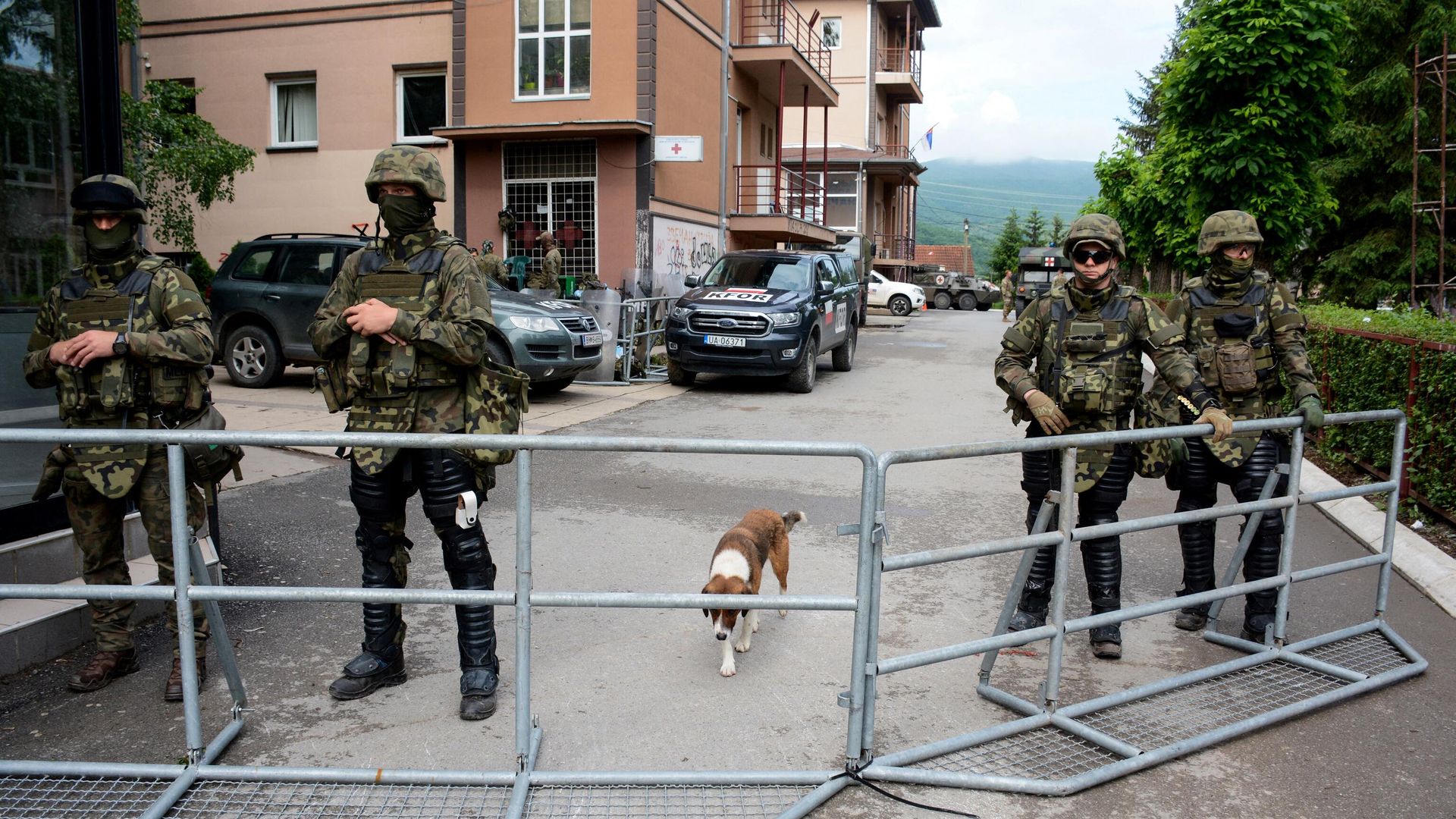 Военнослужащие Косово под руководством НАТО возле муниципального здания в Звечане Военнослужащие Косово под руководством НАТО возле муниципального здания в Звечане - РИА Новости, 1920, 05.06.2023