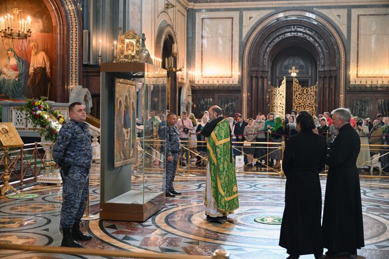 Священнослужители у иконы Святой Троицы перед началом патриаршего служения по случаю принесения иконы в храм Христа Спасителя в Москве Священнослужители у иконы Святой Троицы перед началом патриаршего служения по случаю принесения иконы в храм Христа Спасителя в Москве