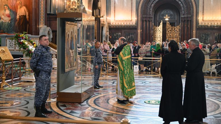 Священнослужители у иконы Святой Троицы перед началом патриаршего служения по случаю принесения иконы в храм Христа Спасителя в Москве