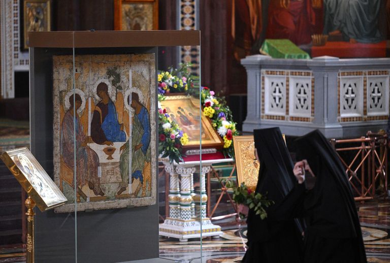 Монахини у иконы Святой Троицы перед началом патриаршего служения по случаю принесения иконы в храм Христа Спасителя в Москве Монахини у иконы Святой Троицы перед началом патриаршего служения по случаю принесения иконы в храм Христа Спасителя в Москве