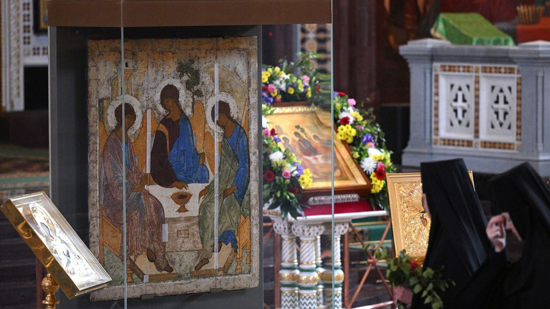 Монахини у иконы Святой Троицы в храм Христа Спасителя в Москве Монахини у иконы Святой Троицы в храм Христа Спасителя в Москве - РИА Новости, 1920, 22.06.2023