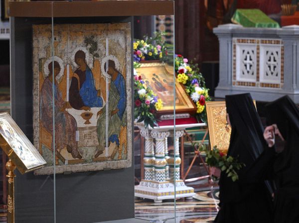 Монахини у иконы Святой Троицы перед началом патриаршего служения по случаю принесения иконы в храм Христа Спасителя в Москве Монахини у иконы Святой Троицы перед началом патриаршего служения по случаю принесения иконы в храм Христа Спасителя в Москве