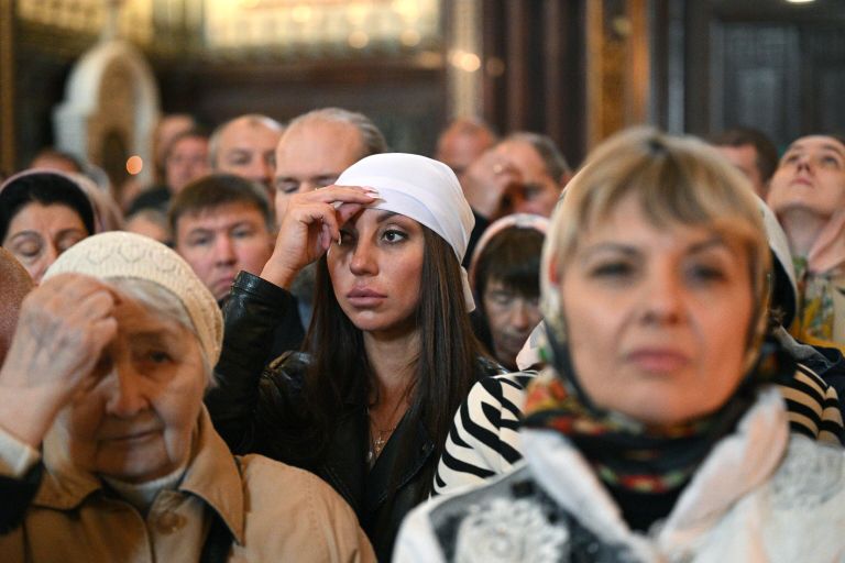 Верующие на патриаршем служении по случаю принесения иконы Святой Троицы в храм Христа Спасителя в Москве Верующие на патриаршем служении по случаю принесения иконы Святой Троицы в храм Христа Спасителя в Москве