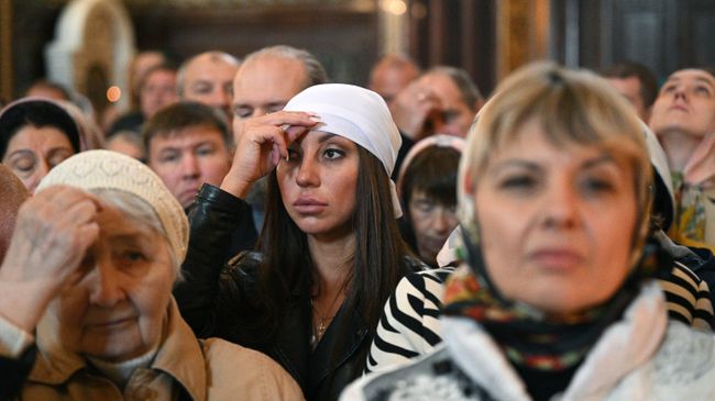 Верующие на патриаршем служении по случаю принесения иконы Святой Троицы в храм Христа Спасителя в Москве Верующие на патриаршем служении по случаю принесения иконы Святой Троицы в храм Христа Спасителя в Москве