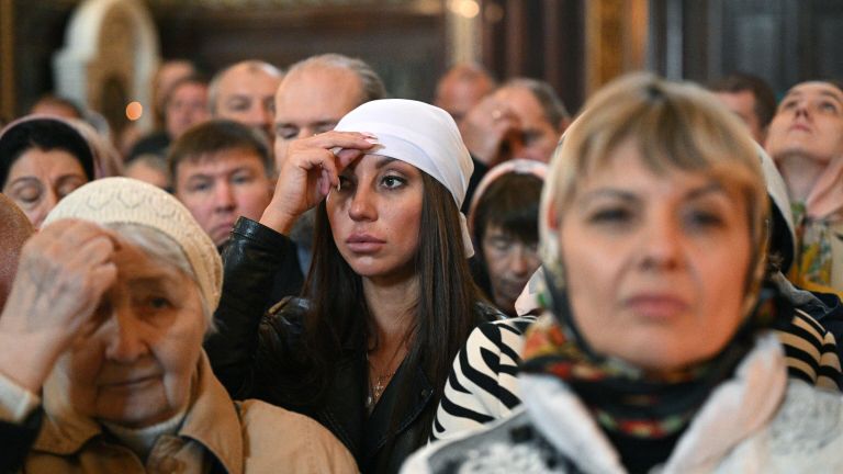 Верующие на патриаршем служении по случаю принесения иконы Святой Троицы в храм Христа Спасителя в Москве