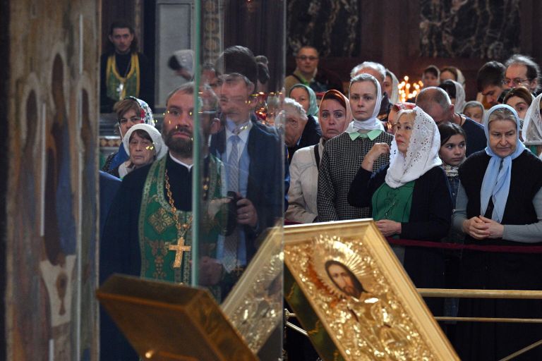 Верующие перед началом патриаршего служения по случаю принесения иконы Святой Троицы в храм Христа Спасителя в Москве Верующие перед началом патриаршего служения по случаю принесения иконы Святой Троицы в храм Христа Спасителя в Москве