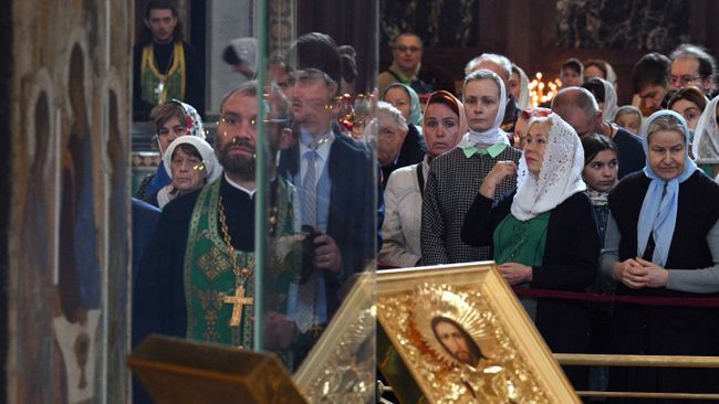 Верующие перед началом патриаршего служения по случаю принесения иконы Святой Троицы в храм Христа Спасителя в Москве Верующие перед началом патриаршего служения по случаю принесения иконы Святой Троицы в храм Христа Спасителя в Москве