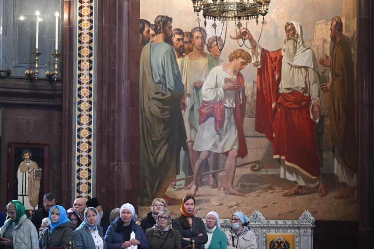 Верующие перед началом патриаршего служения по случаю принесения иконы Святой Троицы в храм Христа Спасителя в Москве Верующие перед началом патриаршего служения по случаю принесения иконы Святой Троицы в храм Христа Спасителя в Москве