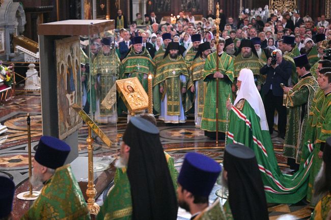Патриарх Московский и всея Руси Кирилл на патриаршем служении по случаю принесения иконы Святой Троицы в храм Христа Спасителя в Москве Патриарх Московский и всея Руси Кирилл на патриаршем служении по случаю принесения иконы Святой Троицы в храм Христа Спасителя в Москве