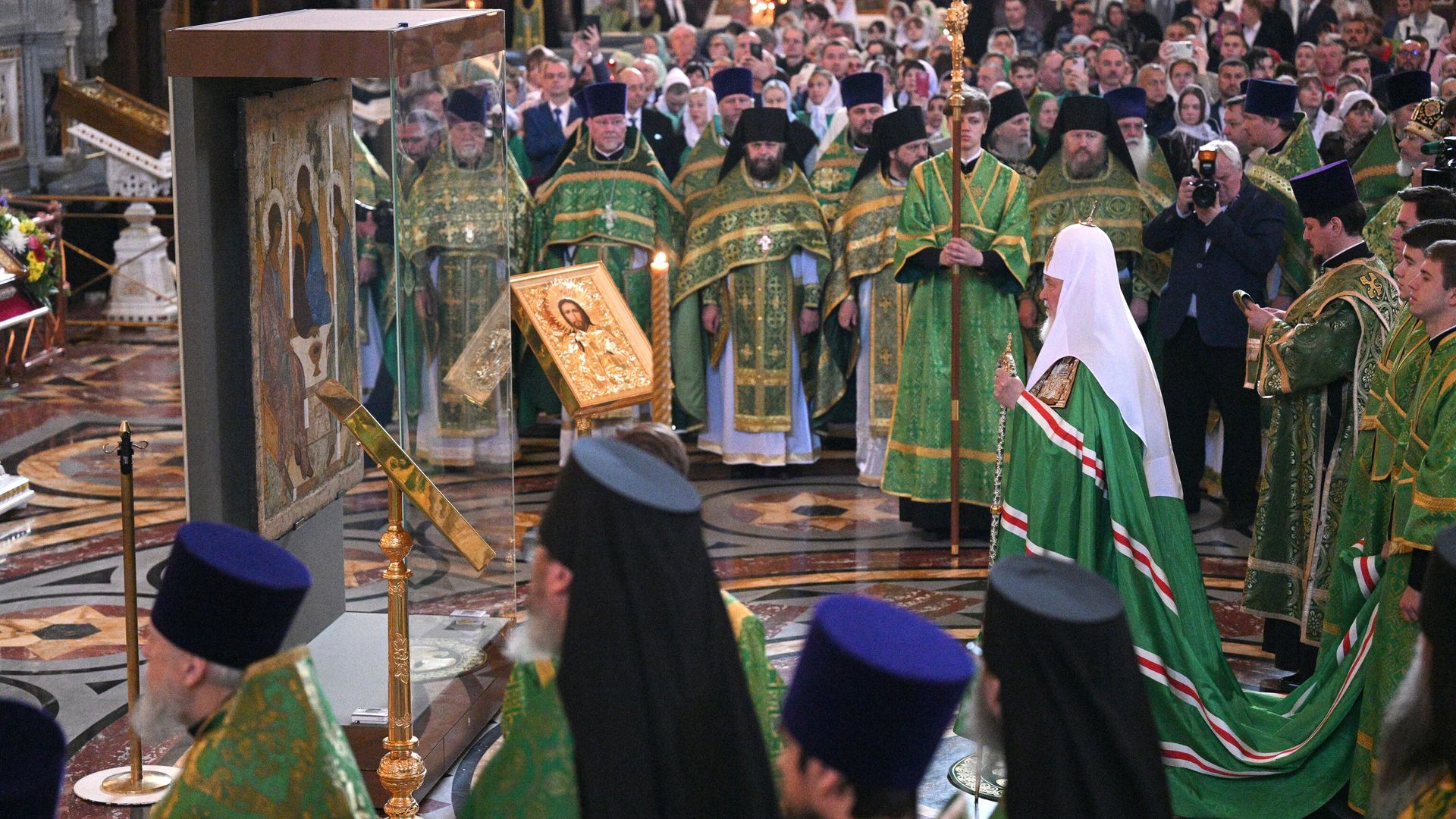Патриарх Московский и всея Руси Кирилл на патриаршем служении по случаю принесения иконы Святой Троицы в храм Христа Спасителя в Москве Патриарх Московский и всея Руси Кирилл на патриаршем служении по случаю принесения иконы Святой Троицы в храм Христа Спасителя в Москве - РИА Новости, 1920, 04.06.2023