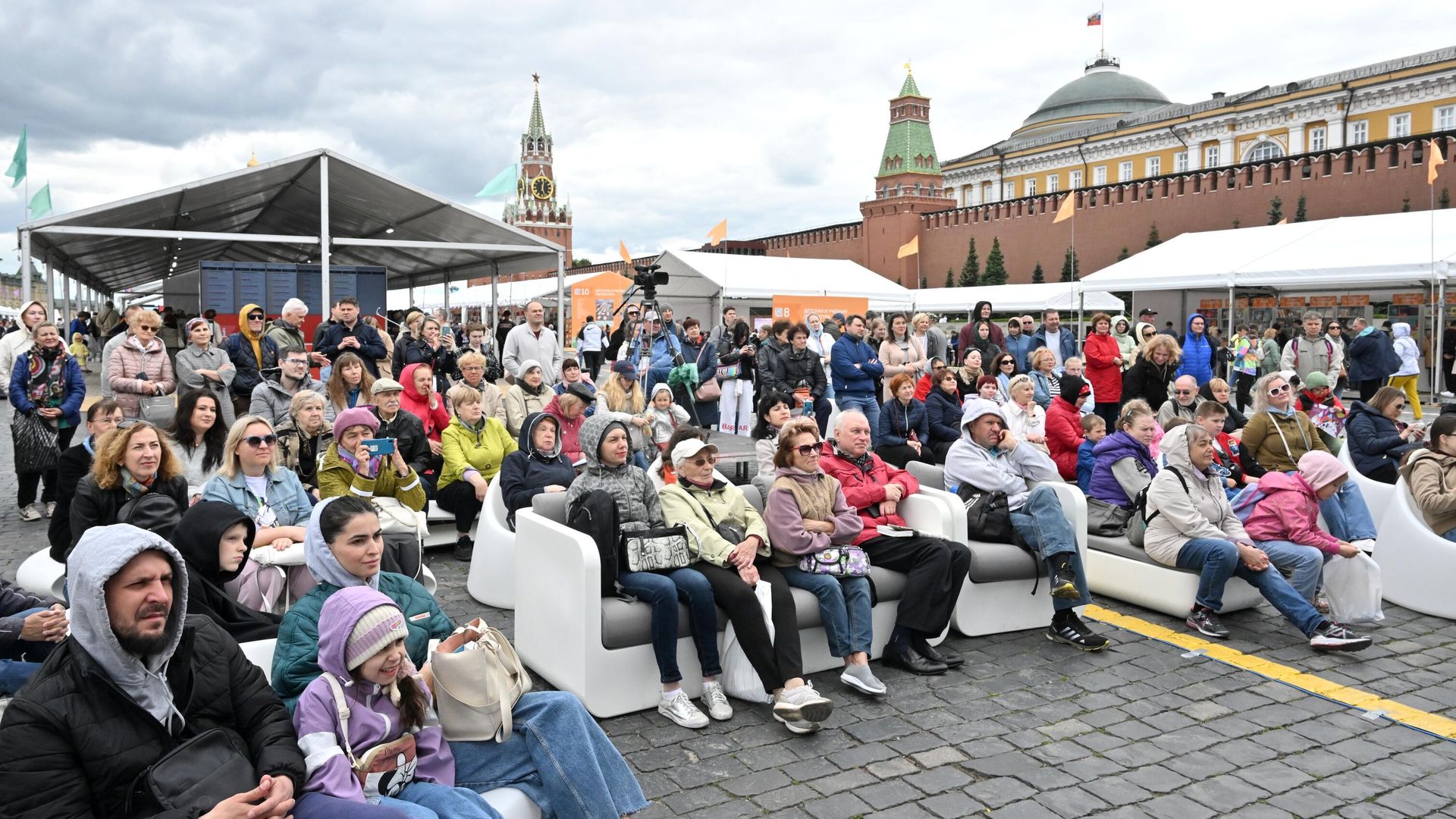Посетители IX книжного фестиваля Красная площадь в Москве Посетители IX книжного фестиваля Красная площадь в Москве - РИА Новости, 1920, 04.06.2023