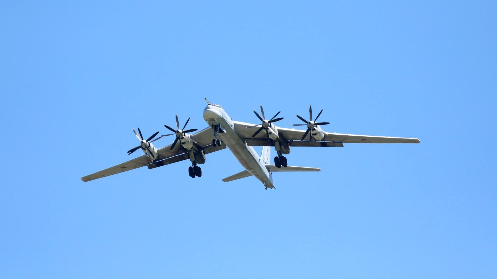 Стратегический бомбардировщик-ракетоносец Ту-95МС в небе - РИА Новости, 1920, 30.04.2026