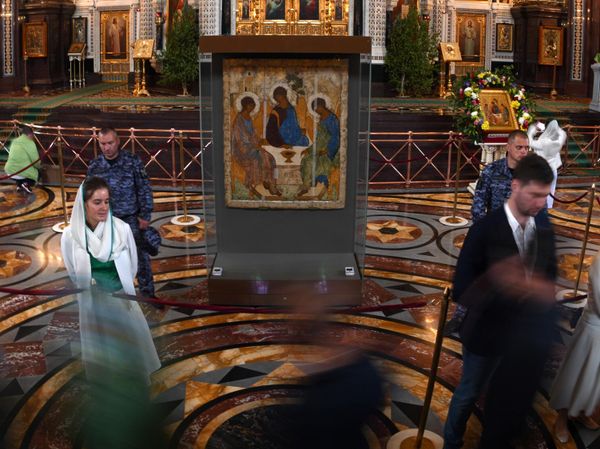 Верующие у иконы Святой Троицы после патриаршего служения по случаю принесения иконы в храм Христа Спасителя в Москве Верующие у иконы Святой Троицы после патриаршего служения по случаю принесения иконы в храм Христа Спасителя в Москве