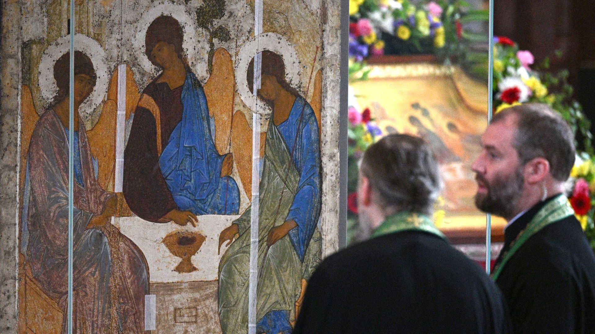 Священнослужители у иконы Святой Троицы перед началом патриаршего служения по случаю принесения иконы в храм Христа Спасителя в Москве Священнослужители у иконы Святой Троицы перед началом патриаршего служения по случаю принесения иконы в храм Христа Спасителя в Москве - РИА Новости, 1920, 19.06.2023