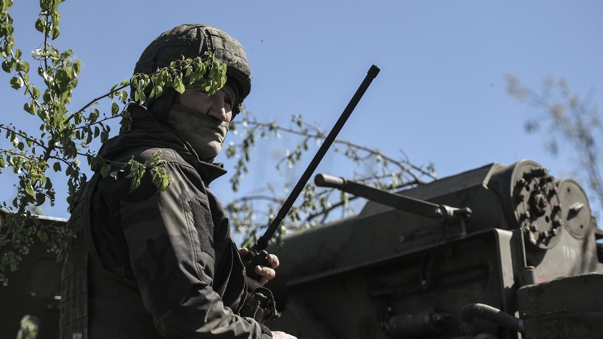 Военнослужащий ВС РФ во время подготовки самоходной артиллерийской установки (САУ) Гиацинт-С Военнослужащий ВС РФ во время подготовки самоходной артиллерийской установки (САУ) Гиацинт-С - РИА Новости, 1920, 16.06.2023