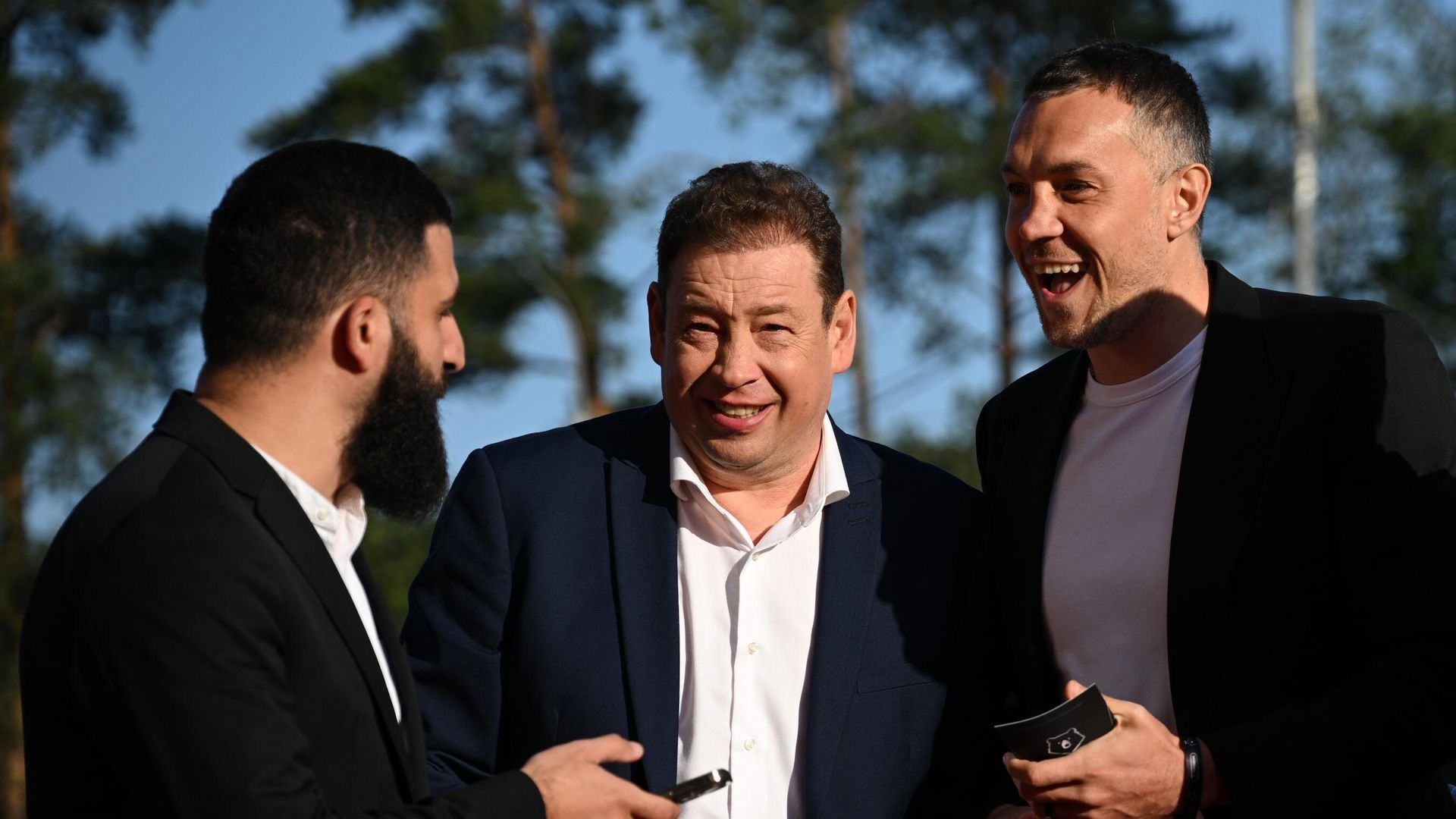 Леонид Слуцкий (в центре) и Артем Дзюба (справа) Леонид Слуцкий (в центре) и Артем Дзюба (справа) - РИА Новости, 1920, 04.06.2023