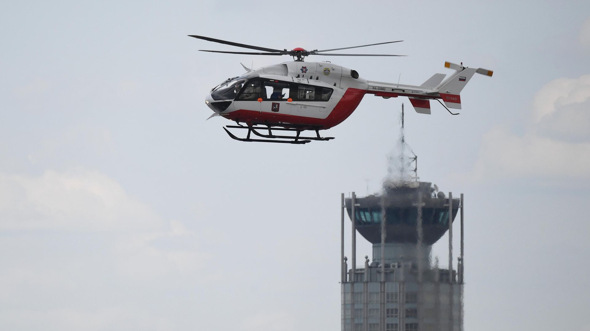 Легкий многоцелевой вертолет ВК117С-2 санитарной авиации Московского авиацентра в Москве Легкий многоцелевой вертолет ВК117С-2 санитарной авиации Московского авиацентра в Москве - РИА Новости, 1920, 03.10.2023