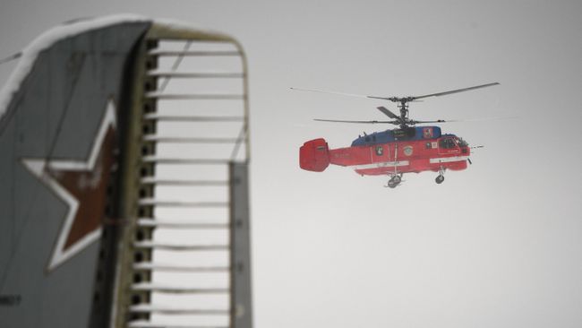 Вертолет Ка-32А11ВС Московского авиационного центра в воздухе Вертолет Ка-32А11ВС Московского авиационного центра в воздухе