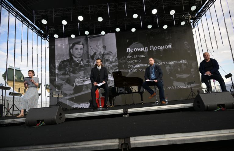 Актеры Елена Коробенко, Роман Сорокин, Григорий Данцигер, Владимир Стержаков в мультимедийном спектакле Нюрнберг. Текст на главной сцене книжного фестиваля Красная площадь