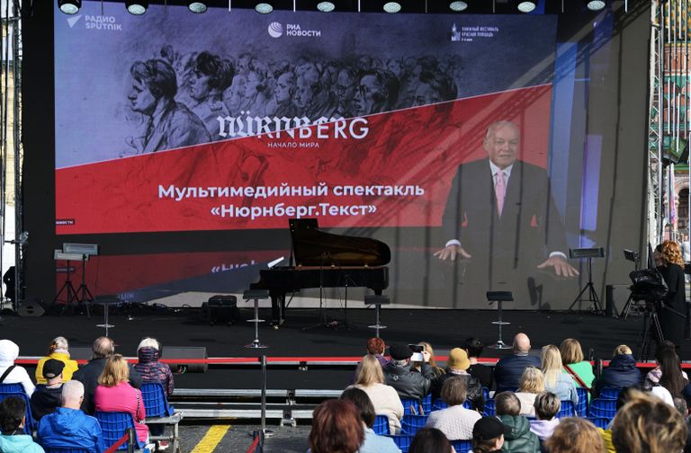 Презентация мультимедийного спектакля Нюрнберг. Текст на главной сцене книжного фестиваля Красная площадь