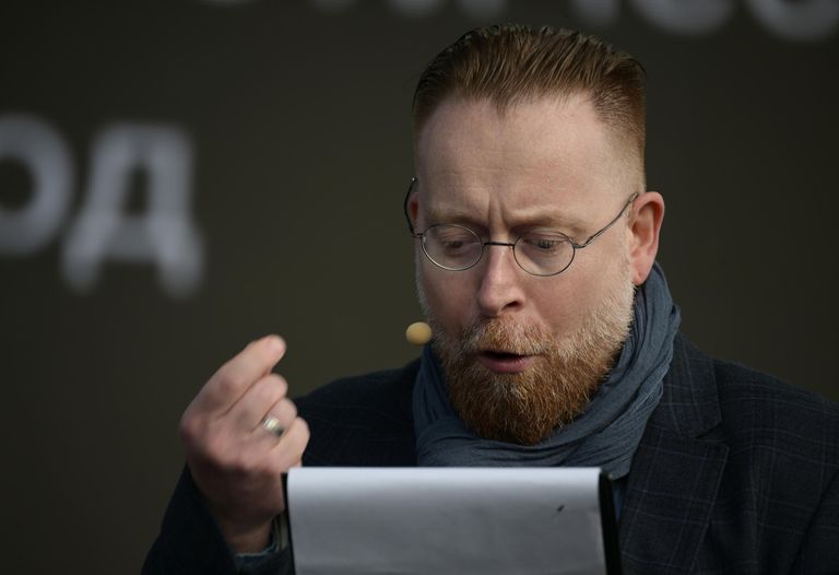 Актер Григорий Данцигер в мультимедийном спектакле Нюрнберг. Текст на главной сцене книжного фестиваля Красная площадь