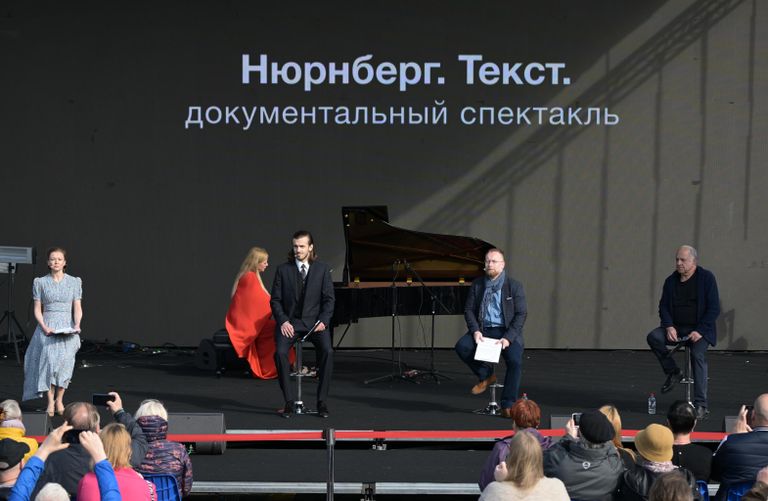 Актеры Елена Коробенко, Роман Сорокин, Григорий Данцигер, Владимир Стержаков, пианистка Валентина Лисица участвуют в мультимедийном спектакле Нюрнберг. Текст на главной сцене книжного фестиваля Красная площадь