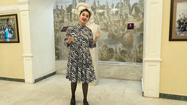 Актриса Ярославского драматического театра им. Ф. Волкова Людмила Пошехонова ведет экскурсию Актриса Ярославского драматического театра им. Ф. Волкова Людмила Пошехонова ведет экскурсию